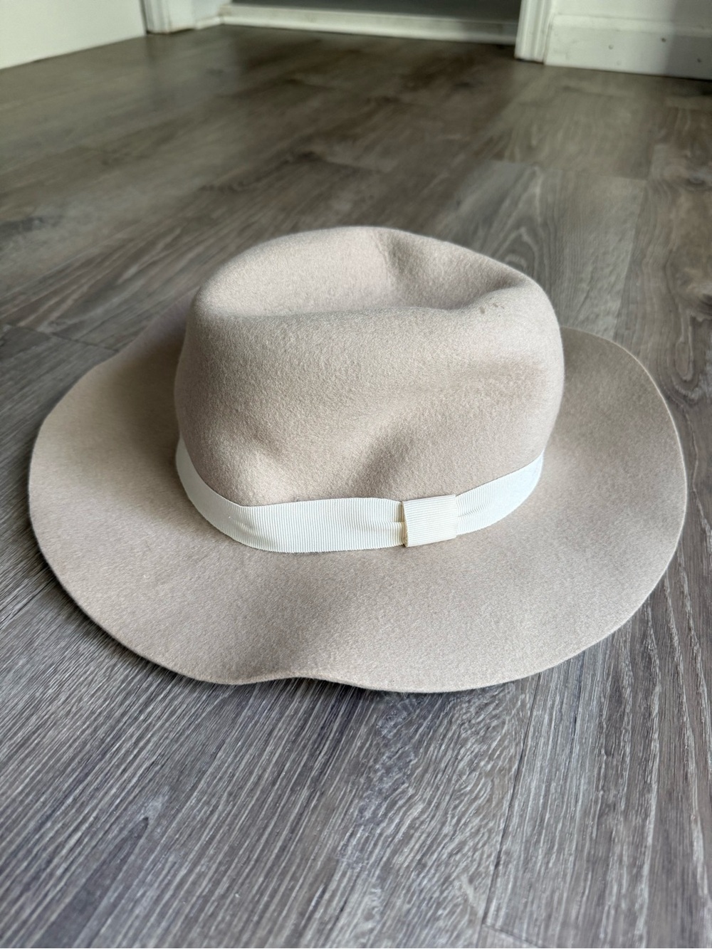 Club Monaco Womens Wide Brim Felt Fedora Hat in Light Beige